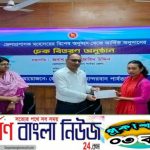 বান্দরবান জেলা প্রশাসক কর্তৃক অসচ্ছল শিক্ষার্থীদের মাঝে ১ লাখ ৫৫ হাজার টাকা অনুদানের চেক বিতরণ।