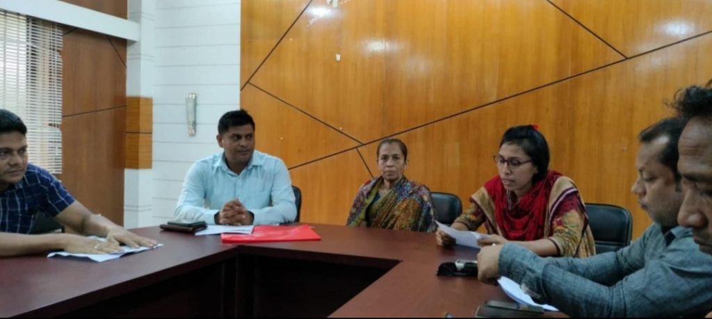 বান্দরবানে ভূমিদস্যুদের হাত থেকে রক্ষা পেতে খুশী রাণী বড়ুয়া নামে এক অসহায় বিধবা নারীর সংবাদ সম্মেলন