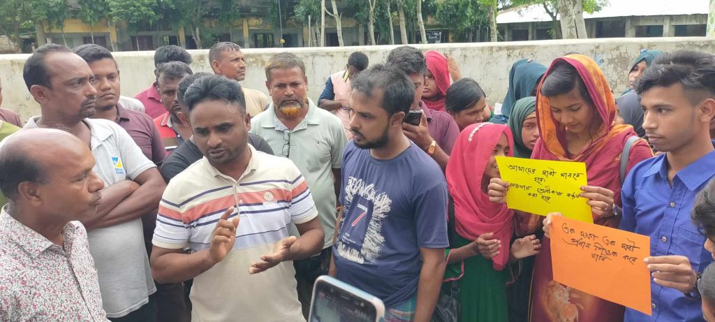 পাইকগাছায় বগুলার চক মাধ্যমিক বিদ্যালয়ের প্রধান শিক্ষকের বিরুদ্ধে শিক্ষার্থীদের বিক্ষোভ ; বিভিন্ন দাবি মেনে নেওয়ায় পদত্যাগ থেকে রক্ষা।