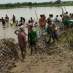 ডুমুরিয়ায় ঘেংরাইল-ভদ্রানদীতে অস্বাভাবিক পানি বৃদ্ধি পাকা সড়কের উপর দিয়ে উপচে পড়ছে পানি।