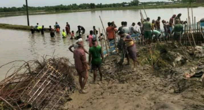 ডুমুরিয়ায় ঘেংরাইল-ভদ্রানদীতে অস্বাভাবিক পানি বৃদ্ধি পাকা সড়কের উপর দিয়ে উপচে পড়ছে পানি।