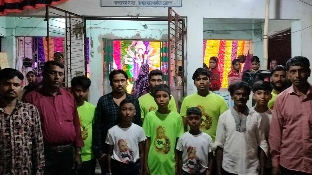 বান্দরবান রেইচা শীতল ঘোনা পাড়া হরি মন্দিরে শারদীয় দুর্গোৎসব, নবমী আর দশমীর অঞ্জলি প্রদান।