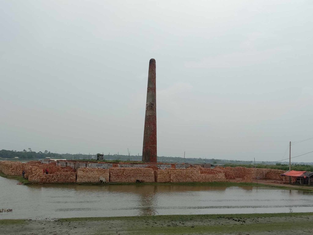 পাইকগাছায় ইটভাটা দখল চেষ্টার অভিযোগ।