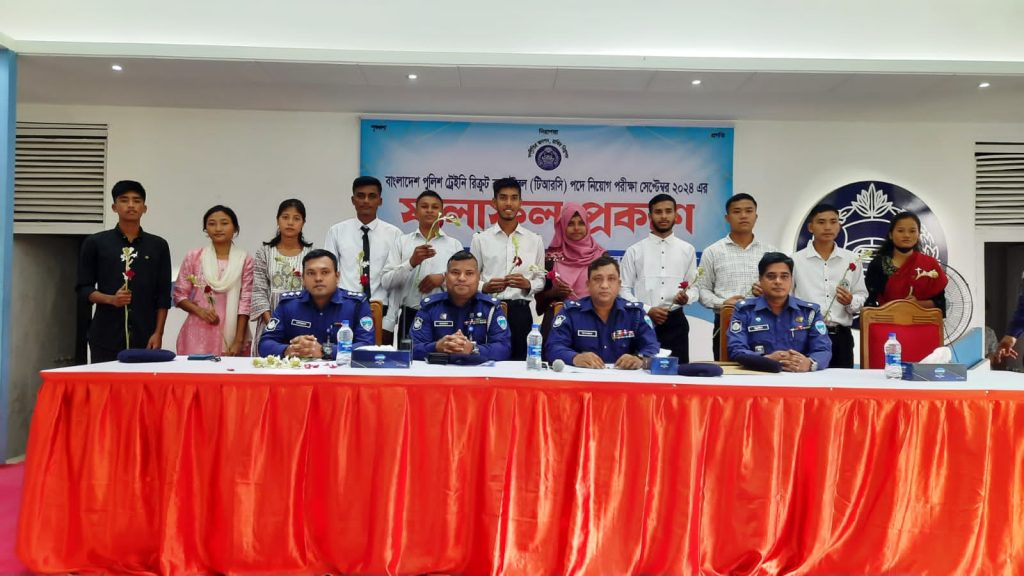 বান্দরবানে ১২০টাকায় পুলিশে চাকরি পেলেন ১১জন।