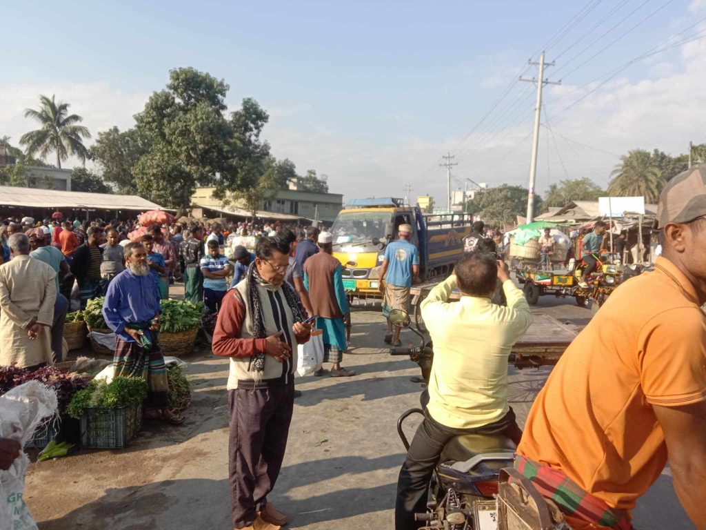 ডুমুরিয়ায় ব্যস্ততম মহাসড়কের উপর কাঁচামালের আড়ৎ দুর্ভোগের শিকার বাসযাত্রী, শিক্ষার্থী,পথচারী সহ সাধারণ মানুষ। প্রতিনিয়ত ঘটছে দুর্ঘটনা।
