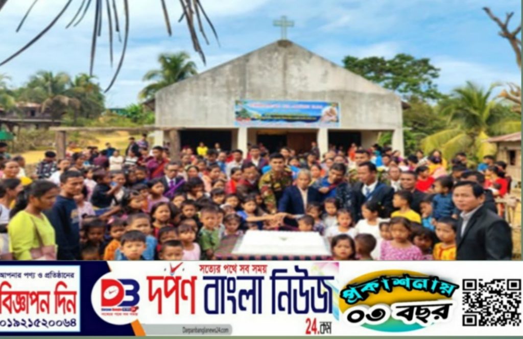 সেনাবাহিনী কর্তৃক বান্দরবান  রুমার দূর্গম ২৫টি এলাকায় বড়দিনের কেক প্রদান।