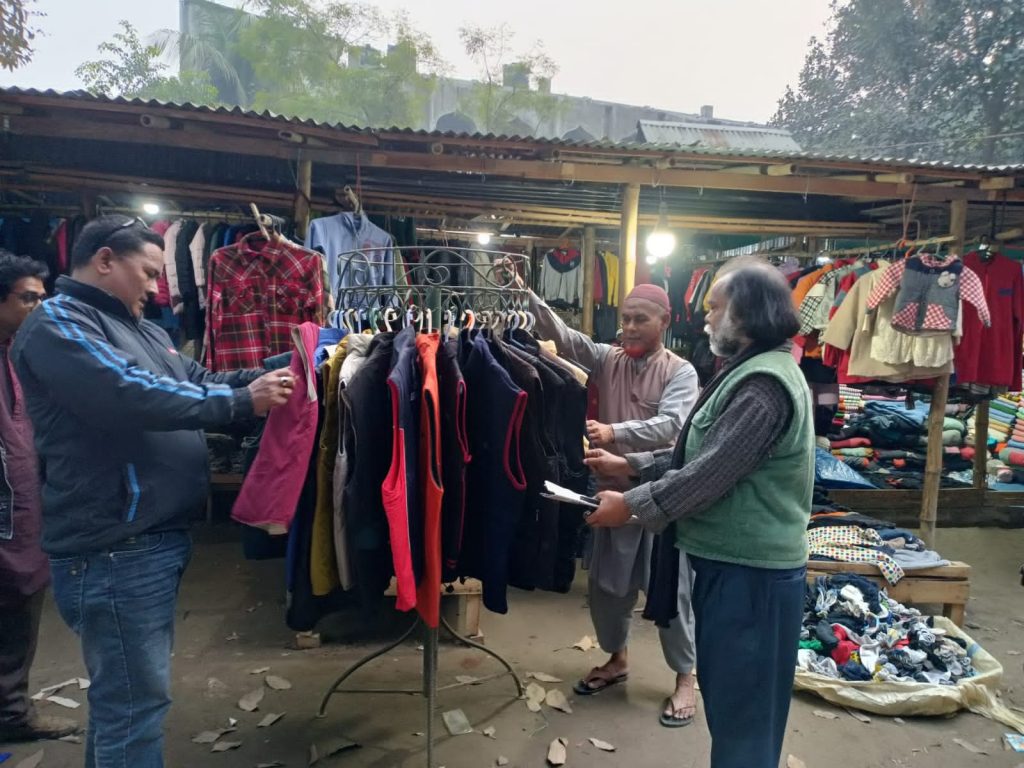 কুড়িগ্রাম জেলায় শীতের ঘনঘটা, গরম কাপড়ের দোকানে ভিড়।
