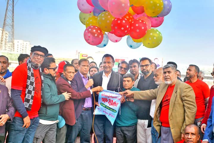 চট্টগ্রামে কোকো স্মৃতি ফুটবল টুর্নামেন্টের উদ্বোধন:ট্রাইবেকারে সবুজদলের কাছে ৪-১হেরেছে লাল দল।