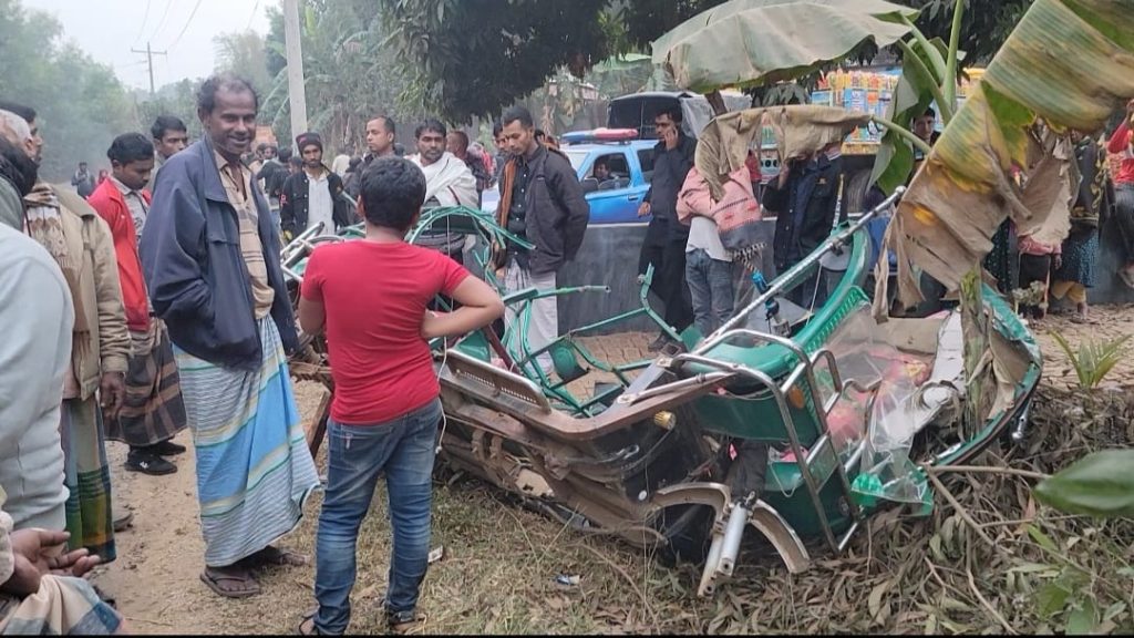 কালিয়াকৈরে ট্রাক ও অটোরিক্সার সংঘর্ষে নিহত তিন, আহত এক।
