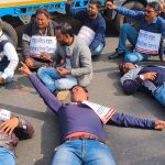 পশ্চিম মেদিনীপুর জেলার মোহনপুরের কাছে ট্রাক মালিকরা ব্রীজের উপর শুয়ে পড়লেন।