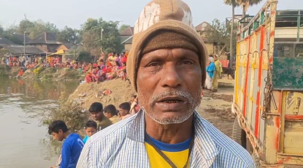 চন্দ্রকোনার জাড়া গ্রামে সখের কাকাতুয়াকে বাঁচাতে গিয়ে, পুকুরে জলে তলিয়ে গেল যুবক।