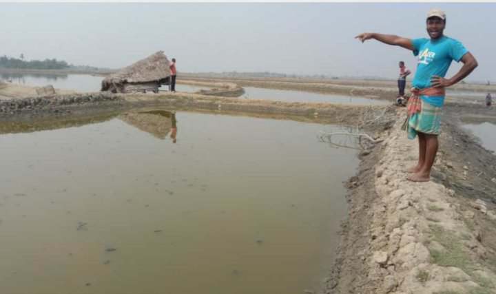 ডুমুরিয়ায় মাগুরখালীর র‌উখালী খালে ক্রস বাঁধ দিয়ে  পানি নিষ্কাশন না হ‌ওয়ায় কৃষকের বোরো চাষ ব্যর্থ।