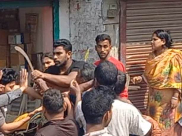 বকশীগঞ্জে প্রকাশ্যে দুই ব্যবসায়ীকে কুপিয়ে হত্যার চেষ্টা।