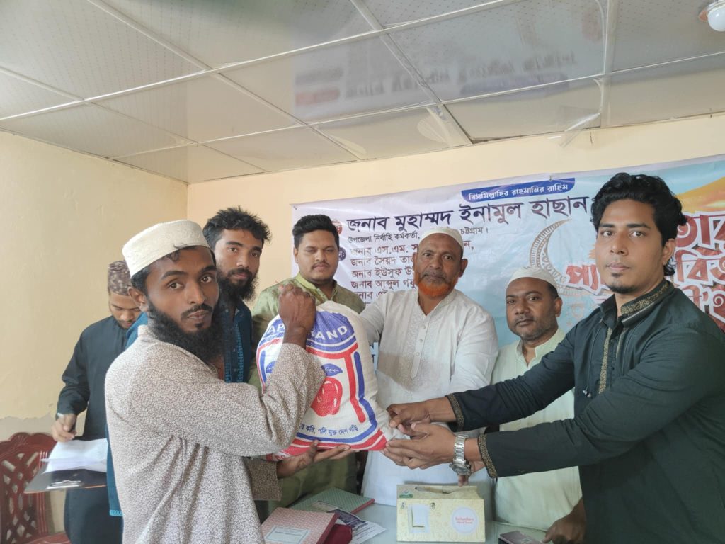 লোহাগাড়ায় দরিদ্র অসহায় মানুষের মাঝে ইফতার সামগ্রী বিতরণ করল সোশ্যাল সাপোর্টিং ইউনিটি ক্লাব