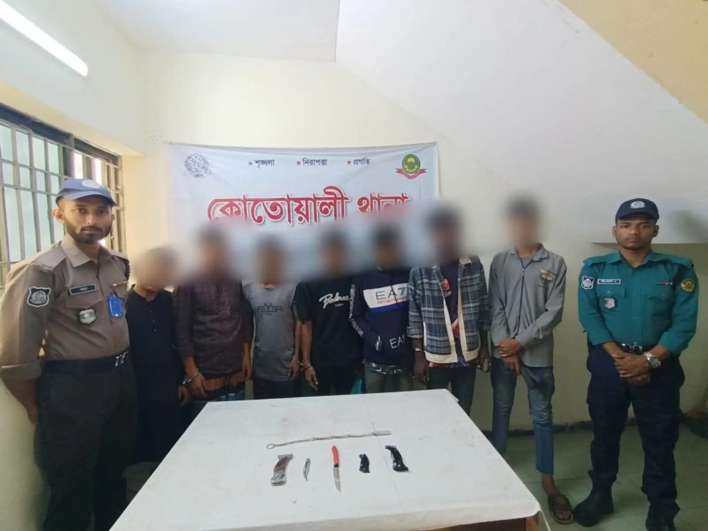 চট্টগ্রাম সিএমপি’র কোতোয়ালী থানা পুলিশ কর্তৃক ডাকাতির প্রস্তুতিকালে দেশীয় অস্ত্রসহ ০৭ জন গ্রেফতার।