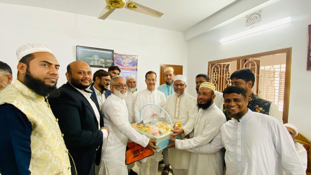 ব্যারিস্টার মীর মোহাম্মদ হেলাল উদ্দিনকে ফুল দিয়ে শুভেচ্ছা জানিয়েছেন বিএনপি নেতা জামাল হোসেন।
