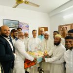 ব্যারিস্টার মীর মোহাম্মদ হেলাল উদ্দিনকে ফুল দিয়ে শুভেচ্ছা জানিয়েছেন বিএনপি নেতা জামাল হোসেন।