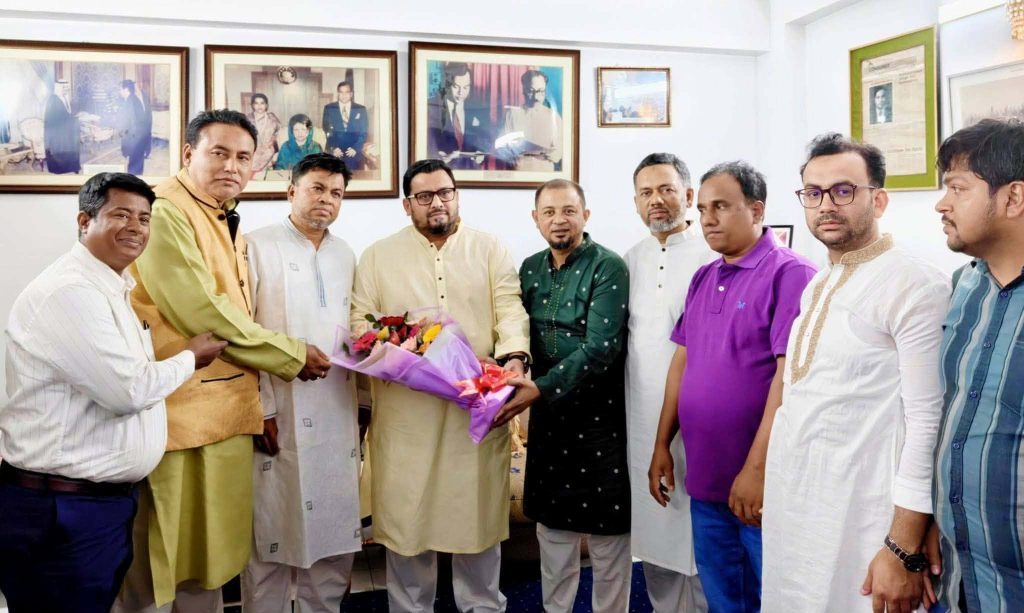 ব্যারিস্টার মীর মোহাম্মদ হেলাল উদ্দিনকে ফুল দিয়ে শুভেচ্ছা জানিয়েছেন বিএনপি নেতা জামাল হোসেন