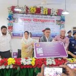 বান্দরবানের লামায় পাইলট প্রকল্পে ফ্যামিলি কার্ড বিতরণ।