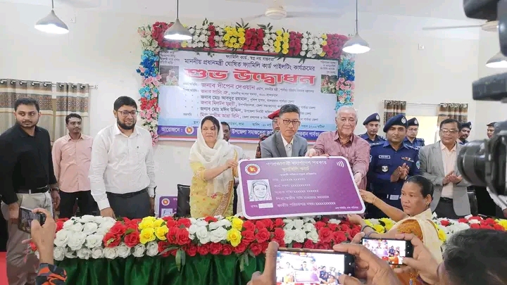 বান্দরবানের লামায় পাইলট প্রকল্পে ফ্যামিলি কার্ড বিতরণ।