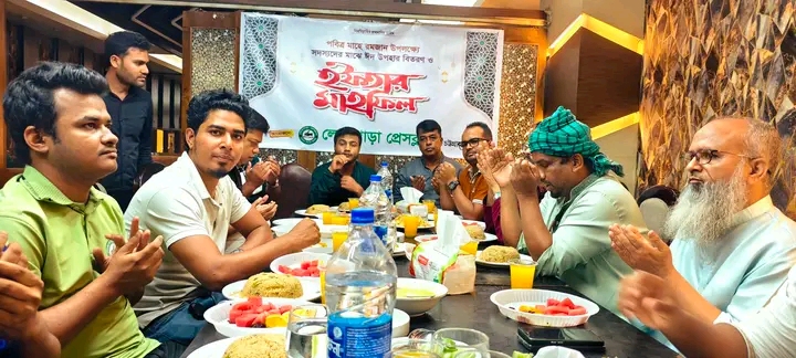 লোহাগাড়া প্রেস ক্লাব এর সদস্যদের মাঝে ঈদ উপহার বিতরণ ও ইফতার দোয়া মাহফিল অনুষ্ঠিত