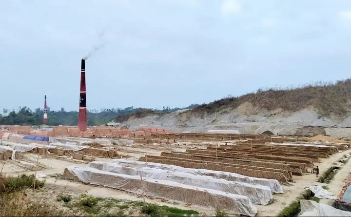 বান্দরবানে পাঁচ ইটভাটা মালিকের বিরুদ্ধে গ্রেপ্তারি পরোয়ানা