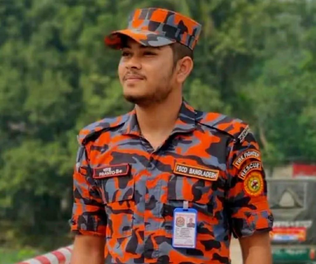 বাবাকে দেখতে বাড়ি ফেরা হলো না : ফেসবুকে লিখেছিলেন “এবার গন্তব্য আমার পরিবার”, সড়ক দুর্ঘটনায় ফায়ার ফাইটার প্রান্তের মর্মান্তিক মৃত্যু