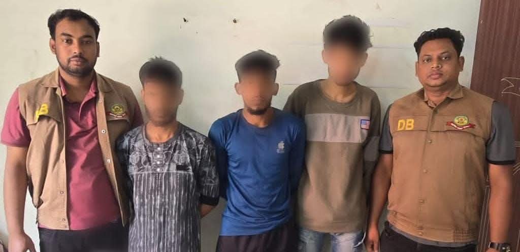 সিএমপির ডিবি পশ্চিম বিভাগের অভিযানে ডাকাতি প্রস্তুতিকালে দেশীয় অস্ত্রসহ ০৩ জন আসামী গ্রেফতার।
