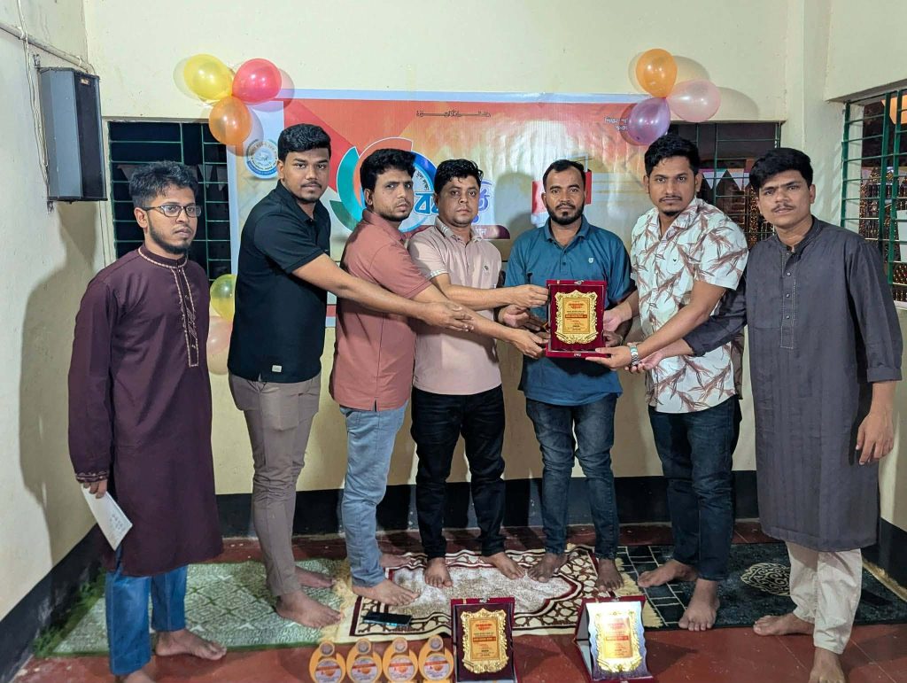 এসএসসি ও দাখিল কৃর্তি শিক্ষার্থীদের সংবর্ধিত করল আলোর কাফেলা একতা সংঘ