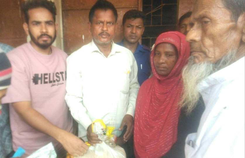 নিজ অর্থায়নে ২৭০ পরিবারের মাঝে চাউল বিতরণ করলো ইউপি সদস্য আব্দুরহিম