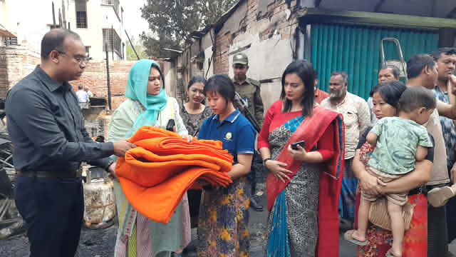 অগ্নিকান্ডে  ক্ষতিগ্রস্থদের ত্রাণ সহায়তা দিলেন বান্দরবান জেলা প্রশাসক