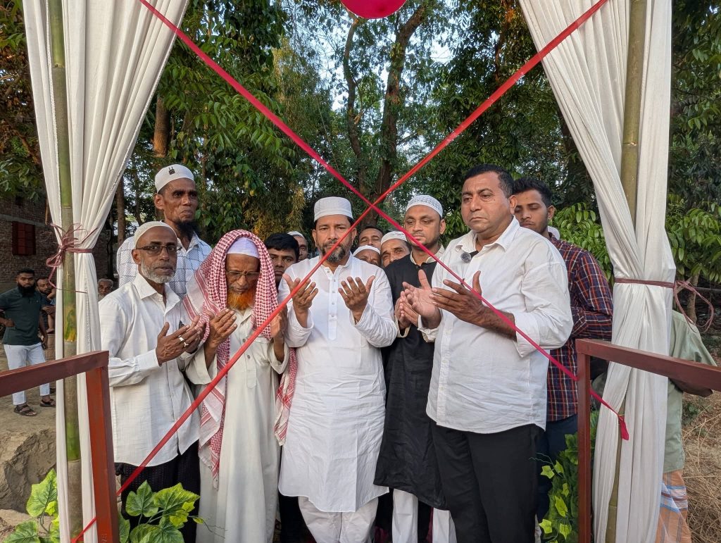 লোহাগাড়ায় মানুষের নিজস্ব অর্থায়নে সেতু নির্মাণ