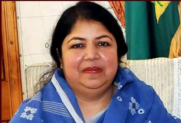 জাতীয় সংসদের সাবেক স্পীকার ড. শিরিন শারমিন চৌধুরীকে আটক করেছে ঢাকা মহানগর গোয়েন্দা পুলিশ (ডিবি)। সোমবার (৬ এপ্রিল) দিবাগত রাত আনুমানিক সাড়ে ৪টার দিকে রাজধানীর ধানমন্ডির ৮/এ রোডের নিজ বাসা থেকে তাকে আটক করা হয়।