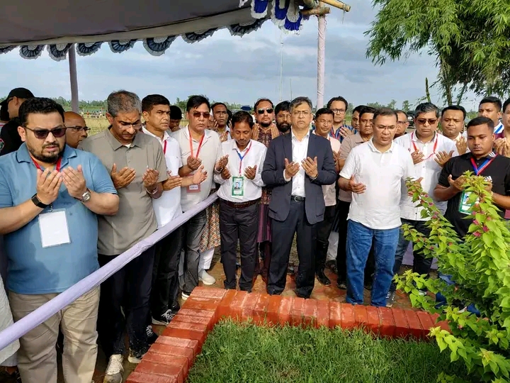 জুলাই গণঅভ্যুত্থান ২০২৪-এ চট্টগ্রামের প্রথম শহীদ মো: ওয়াসিমের কবর জিয়ারত করেন বিএনপি চেয়ারম্যান ও প্রধানমন্ত্রী জনাব তারেক রহমান।