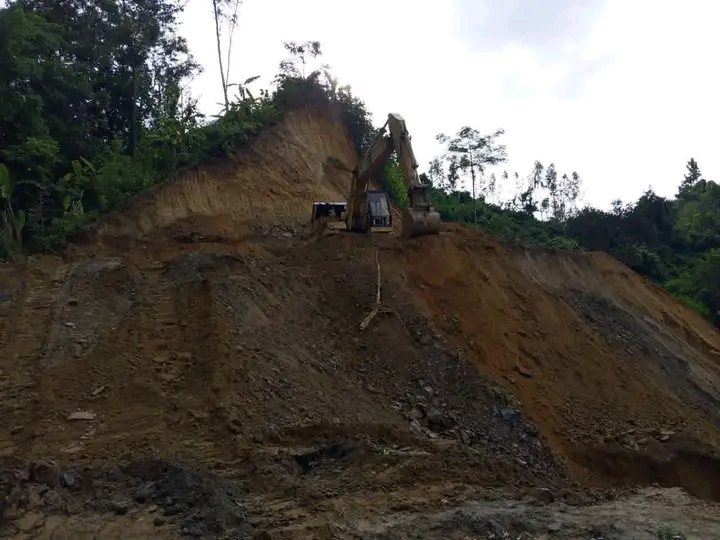বৃষ্টির মধ্যেও থেমে নেই লামার ফাইতং এ পাহাড় কাটা!