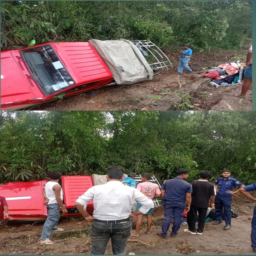 লোহাগাড়ার চুনতি জঙ্গলিয়ায়,ভয়াবহ সড়ক দুর্ঘটনা বান্দরবানের পর্যটক বাহি চাঁদের গাড়ি খাদে পড়ে অনেকে গুরতর আহত হয়েছেন।