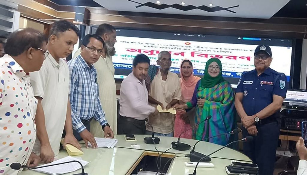 কিশোরগঞ্জে প্রধানমন্ত্রীর ত্রাণ তহবিলের নগদ অর্থ বিতরণ 