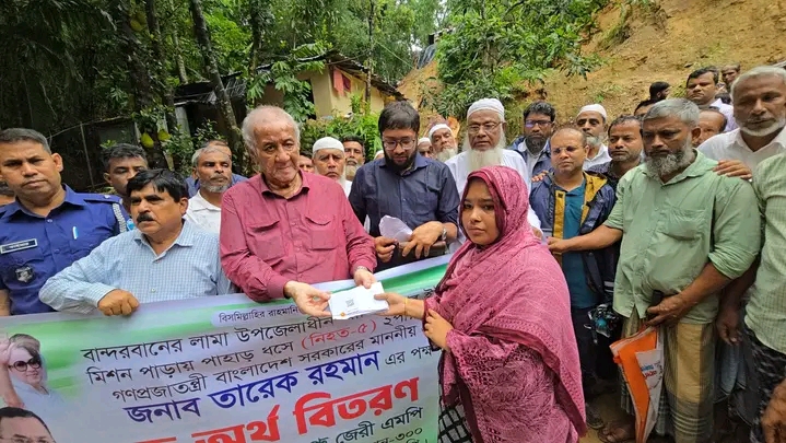 লামার আজিজ নগর পাহাড় ধসে নিহতের পরিবারে পাশে এমপি সাচিংপ্রু জেরী