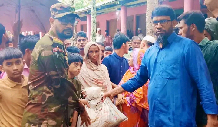 টানা ভারী বর্ষণে লামায় পাহাড় ধসে ক্ষতিগ্রস্ত অসহায়  পরিবারের পাশে- আলীকদম সেনা জোন