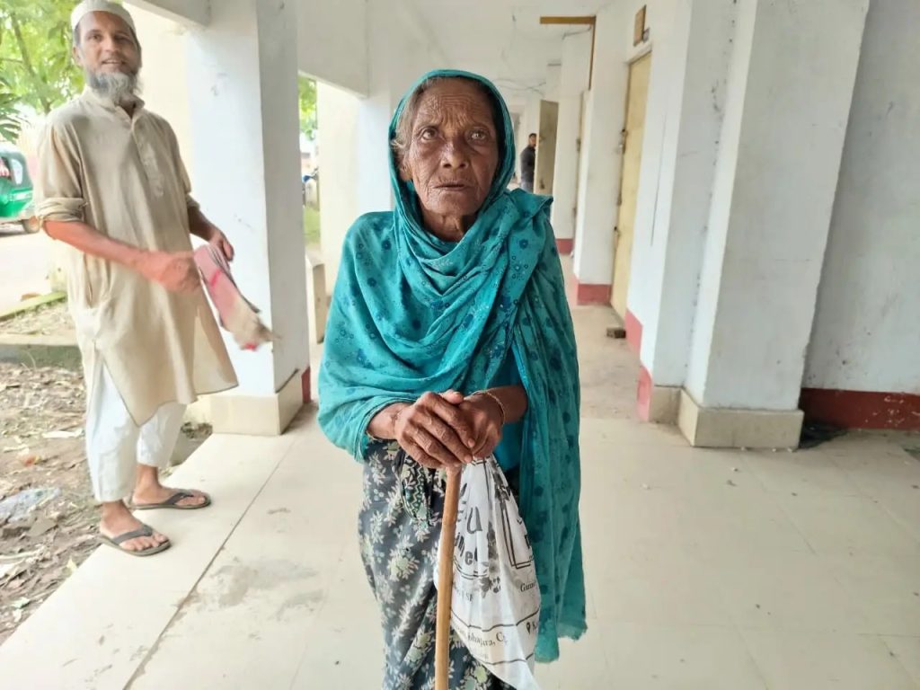 লোহাগাড়ায় ত্রান প্রত্যাশী হয়ে উপজেলা পরিষদ চত্বরে অপেক্ষামান নুর আয়েশা।