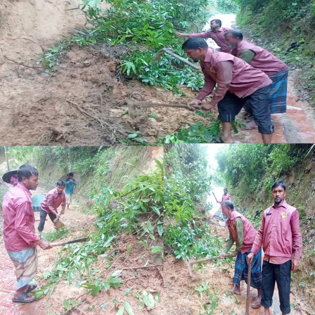 লামায় আজিজ নগর পাহাড় ধ্বসে ভেঙে পড়া মাটি অপসারণ করে রাস্তা সচল করলো আজিজ নগর মগবাজার  হিল ভিডিপি কমান্ডার  ও সদস্যরা।