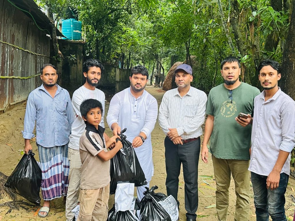 লোহাগাড়ায় বন্যার্তদের মাঝে ডায়মন্ড প্রবাসী গ্রুপ ও সামরাস ট্রাভেলস এন্ড ট্যুরস এর মানবিক উপহার বিতরণ