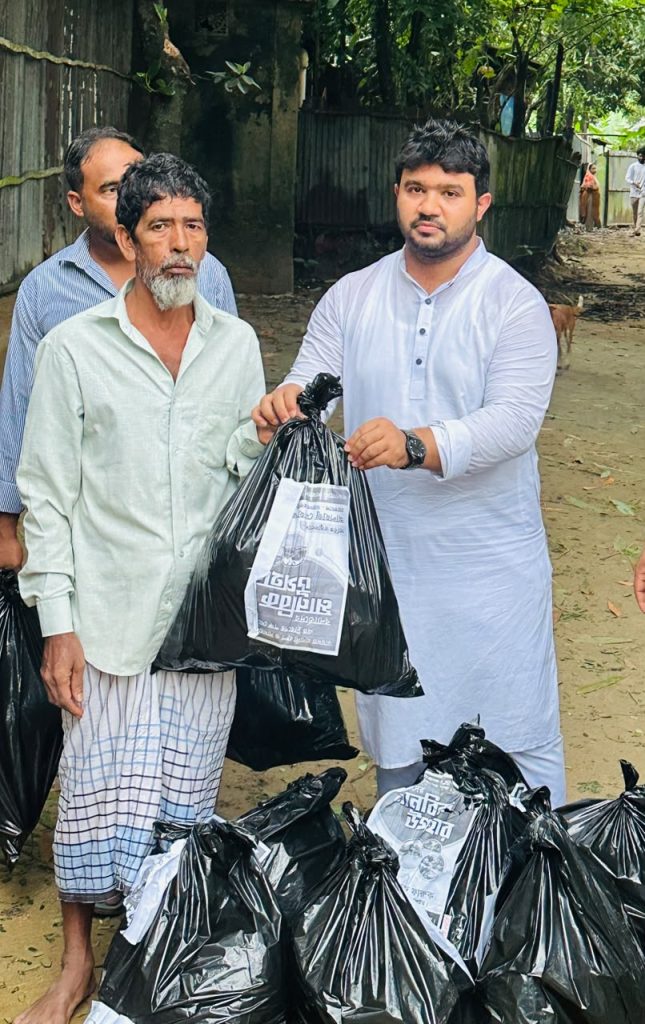 সামরাস ট্রাভেলস এন্ড ট্যুরসের উদ্যোগে লোহাগাড়ায় বন্যাদুর্গত পরিবারের মাঝে মানবিক উপহার বিতরণ