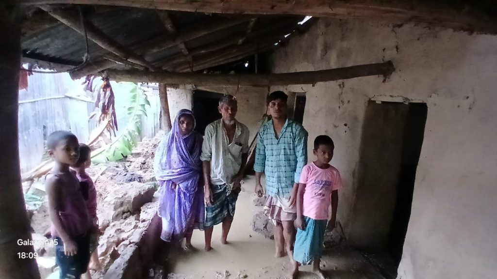 লোহাগাড়ায় মাথা গুজার ঠাই হারিয়ে দিশাহারা দিন মজুর সফুর